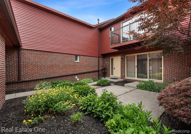 Listing Photo 5 - Condo for sale in building located at 42185 Lochmoor St, Clinton Township, MI 48038
