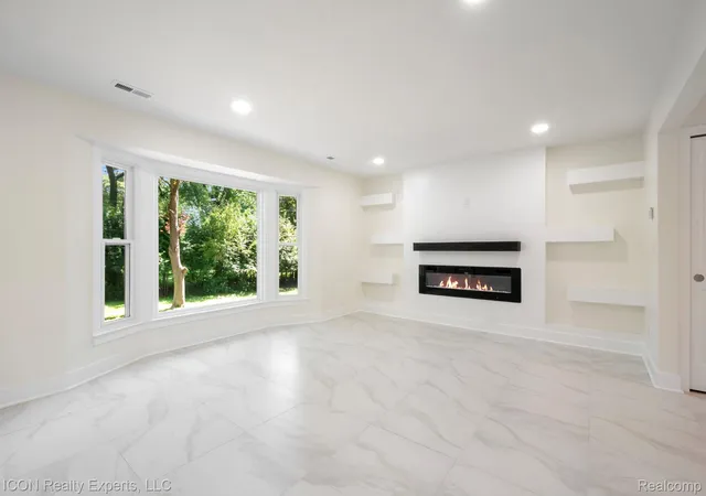 Photo 4 of Single family home for sale at 4089 Aberdeen Ct, West Bloomfield, MI 48323 | MLS# 20261049471 | Listing updated on 2026-07-26