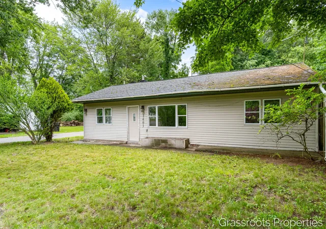 Photo 3 of Single family home for sale at 1403 S Mears Ave, Whitehall, MI 49461 | MLS# 65026032775 | Listing updated on 2026-09-08
