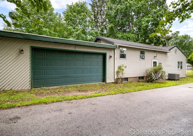 Photo 4 of Single family home for sale at 1403 S Mears Ave, Whitehall, MI 49461 | MLS# 65026032775 | Listing updated on 2026-09-08
