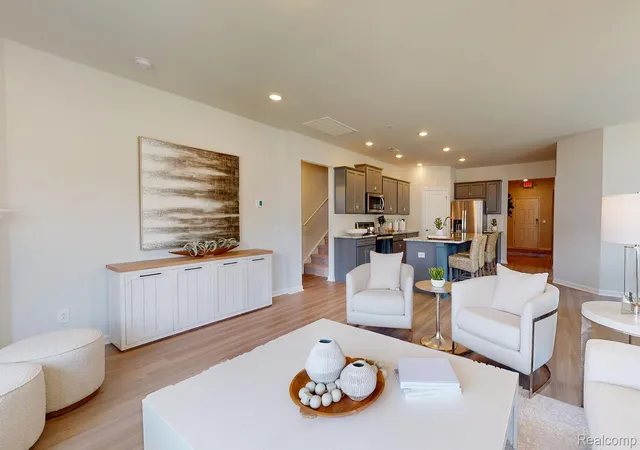Listing Photo 5 - Condo for sale in building located at 279 Skydrake Ct, Lake Orion, MI 48359