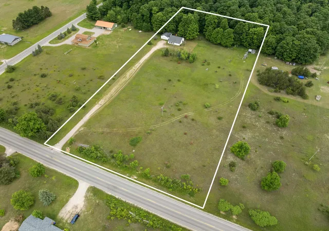 3rd image of 10080 Homestead Rd, Beulah, MI 49617 | MLS# 78080070429