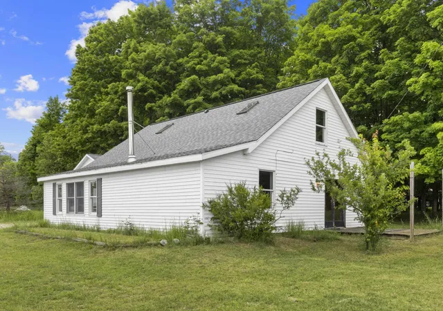 4th image of 10080 Homestead Rd, Beulah, MI 49617 | MLS# 78080070429
