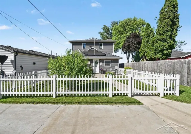 3rd image of 705 Bay Rd, Bay City, MI 48706 | MLS# 61050213287