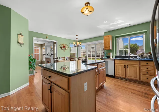 4th image of 33780 Stonecrest Dr, Sterling Heights, MI 48312 | MLS# 20261049621