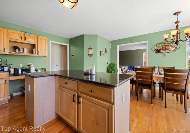 5th image of 33780 Stonecrest Dr, Sterling Heights, MI 48312 | MLS# 20261049621