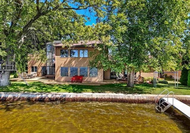 Photo 3 of Single family home for sale at 311 E Lake Mitchell Dr, Cadillac, MI 49601 | MLS# 78080070442 | Listing updated on 2026-08-21