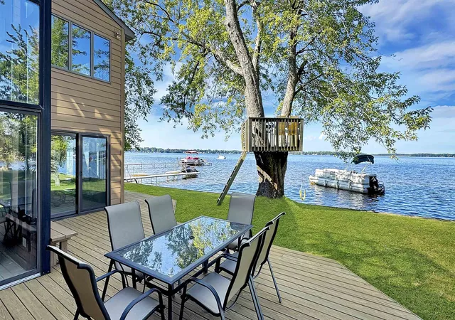 Photo 3 of Single family home for sale at 311 E Lake Mitchell Dr, Cadillac, MI 49601 | MLS# 78080070442 | Listing updated on 2026-08-21