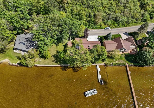Photo 4 of Single family home for sale at 311 E Lake Mitchell Dr, Cadillac, MI 49601 | MLS# 78080070442 | Listing updated on 2026-08-21