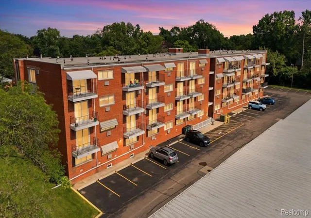 Listing Photo 2 - Condo for sale in building located at 2915 W 13 Mile Rd, Royal Oak, MI 48073 - Unit #308