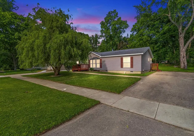 Photo 1 of Single family home for sale at 880 N East St, Fenton, MI 48430 | MLS# 60050213327 | Listing updated on 2026-07-30