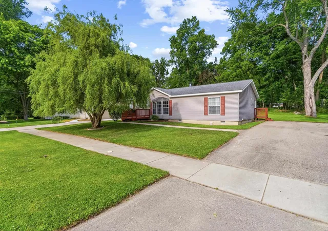 Photo 2 of Single family home for sale at 880 N East St, Fenton, MI 48430 | MLS# 60050213327 | Listing updated on 2026-07-30