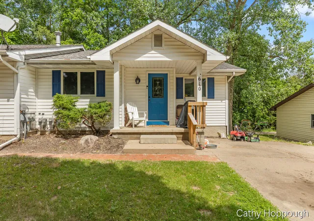 Listing Photo 4 - Condo for sale in building located at 610-612 N Dexter St, Ionia, MI 48846