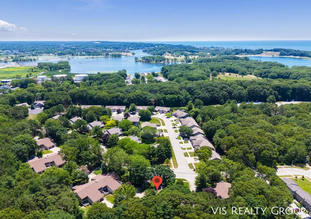 2nd image of 17570 Parkwood Dr, Spring Lake, MI 49456