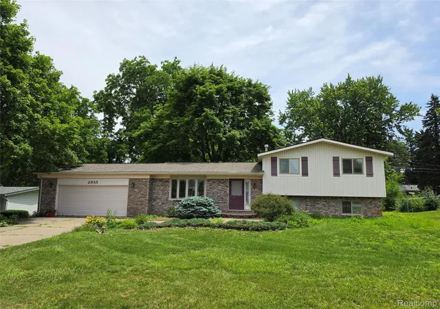 Photo 1 of Sale Pending at 2935 Shawnee Ln, Waterford, MI 48329 | MLS# 20261049681 | Listing updated on 2026-07-14