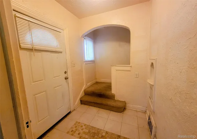 Photo 2 of Single family home for sale at 51 Dakota St, Pontiac, MI 48341 | MLS# 20261049691 | Listing updated on 2026-09-09