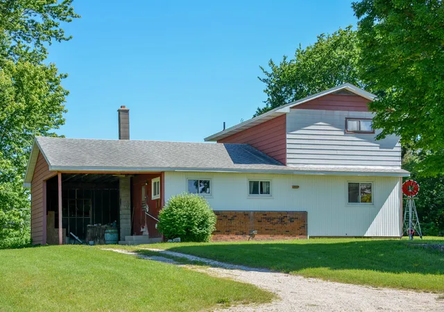 Photo 3 of Single family home for sale at 3102 S 9 Road, Harrietta, MI 49638 | MLS# 78080070450 | Listing updated on 2026-07-03