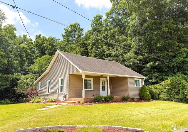5th image of 1051 Elm St, Manitou Beach, MI 49253 | MLS# 57050213371