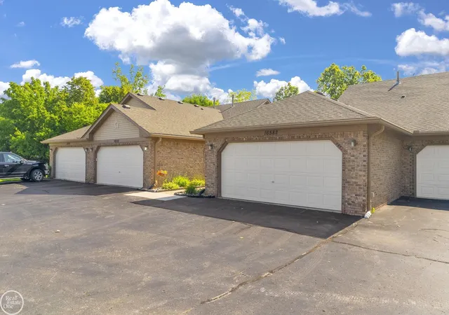 Listing Photo 4 - Condo for sale in building located at 16582 Woodlane Dr, Fraser, MI 48026