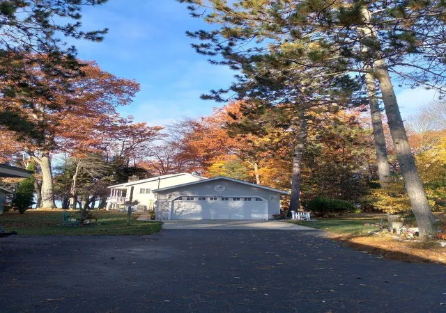 3rd image of 200 Mcdonald Dr, Houghton Lake, MI 48629 | MLS# 77080070461