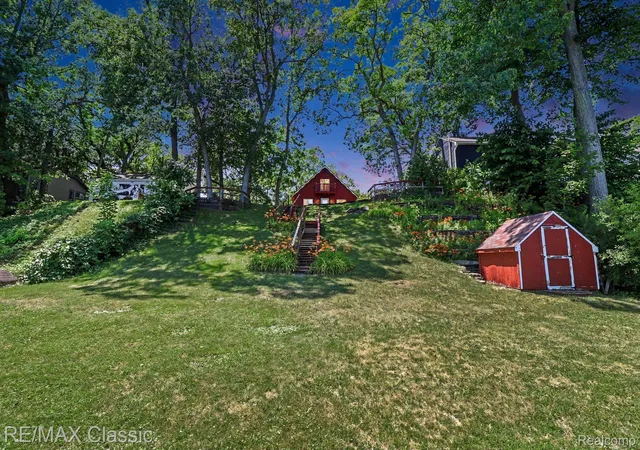 4th image of 250 E Canyon Dr, Milford, MI 48380 | MLS# 20261049775