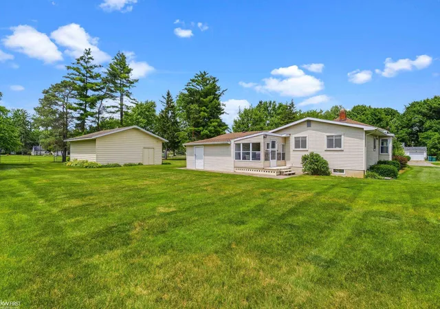 Photo 3 of Single family home for sale at 1018 Mildred St, Flushing, MI 48433 | MLS# 5050213402 | Listing updated on 2026-09-07