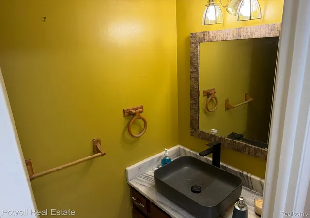 Listing Photo 4 - Condo for sale in building located at 1798 Brentwood Dr, Troy, MI 48098