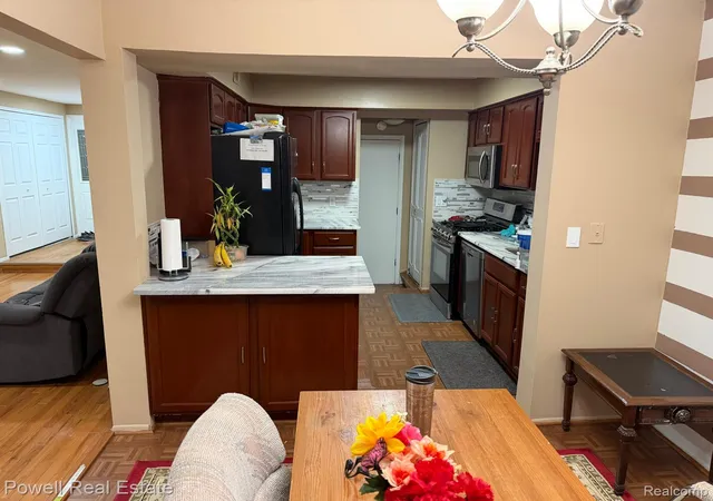 Listing Photo 5 - Condo for sale in building located at 1798 Brentwood Dr, Troy, MI 48098