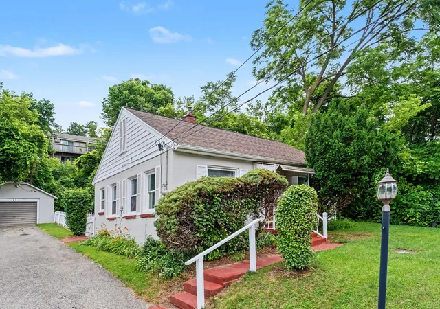 4th image of 429 Coldbrook St NE, Grand Rapids, MI 49503 | MLS# 65026033021