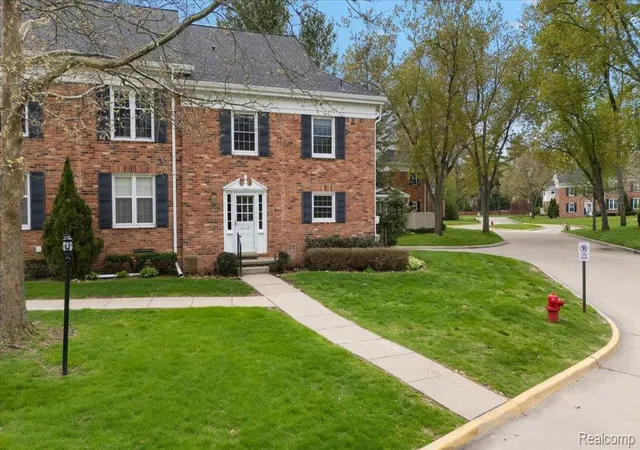Listing Photo 2 - Condo for sale in building located at 1000 Trailwood Path, Bloomfield Hills, MI 48301 - Unit #