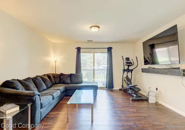 Listing Photo 4 - Condo for sale in building located at 1525 Harbour Ct, Trenton, MI 48183 - Unit #73
