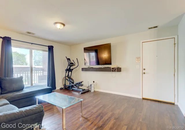 Listing Photo 5 - Condo for sale in building located at 1525 Harbour Ct, Trenton, MI 48183 - Unit #73