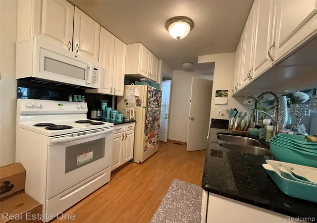 Listing Photo 5 - Condo for sale in building located at 2768 Glenbridge Ct, Ann Arbor, MI 48104
