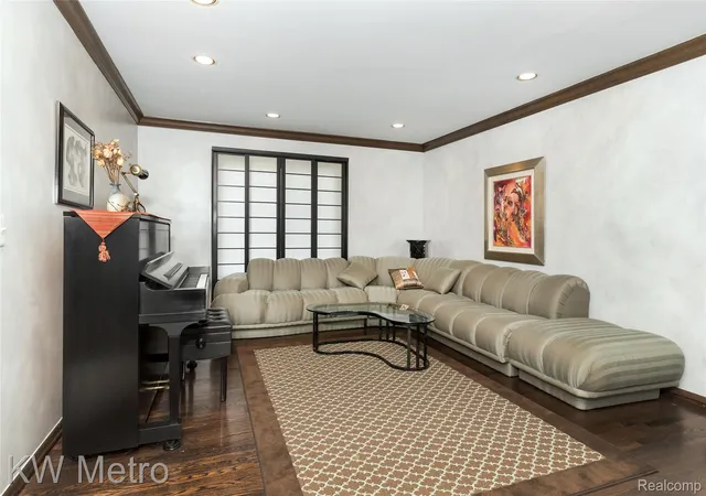 Photo 4 of Single family home for sale at 22560 Kenwyck Dr, Southfield, MI 48034 | MLS# 20261049934 | Listing updated on 2026-10-18