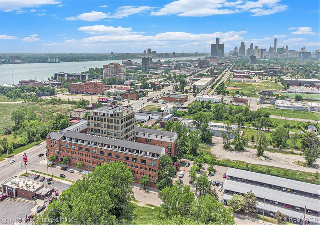 Listing Photo 2 - Condo for sale in building located at 6533 E Jefferson, Detroit, MI 48207 - Unit #427