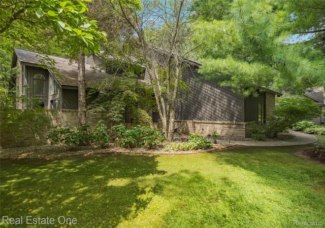 Photo 1 of Sale Pending at 3660 Loch Bnd Dr, Commerce Township, MI 48382 | MLS# 20261049944 | Listing updated on 2026-08-27