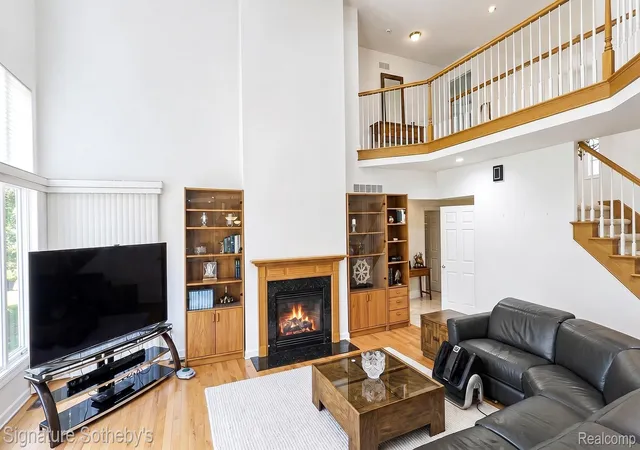 Photo 3 of Single family home for sale at 6925 Elm Park Dr, Troy, MI 48098 | MLS# 20261049955 | Listing updated on 2026-10-21