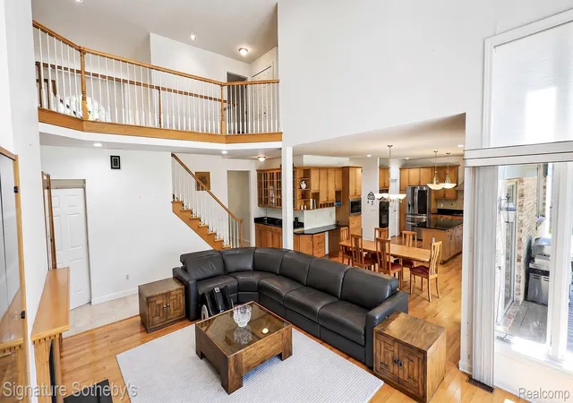 Photo 3 of Single family home for sale at 6925 Elm Park Dr, Troy, MI 48098 | MLS# 20261049955 | Listing updated on 2026-10-21
