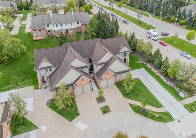 Listing Photo 3 - Condo for sale in building located at 1030 Lorenzo Ct, Troy, MI 48085