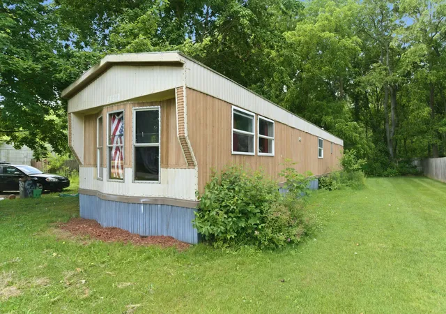 Photo 2 of Single family home for sale at 75690 Marie Dr, Lawton, MI 49065 | MLS# 66026033181 | Listing updated on 2026-09-10