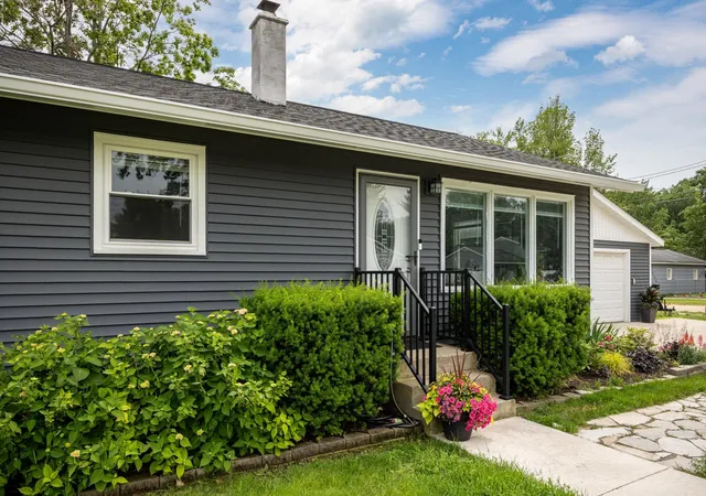 1st image of 1022 Centre St, Traverse City, MI 49686 | MLS# 78080070503