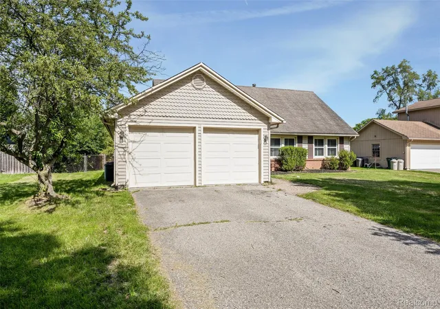 3rd image of 4942 Butler Dr, Troy, MI 48085 | MLS# 20261050095