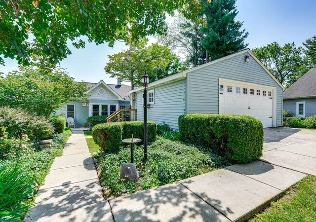 Photo 2 of Single family home for sale at 51479 Summit St, Paw Paw, MI 49079 | MLS# 81026033219 | Listing updated on 2026-09-15