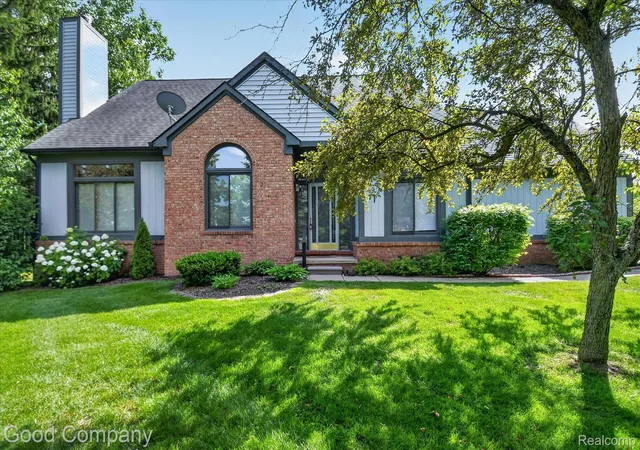 Photo 3 of Condo for sale at 2701 Lochmoor Blvd, Lake Orion, MI 48360 | MLS# 20261050124 | Listing updated on 2026-08-19