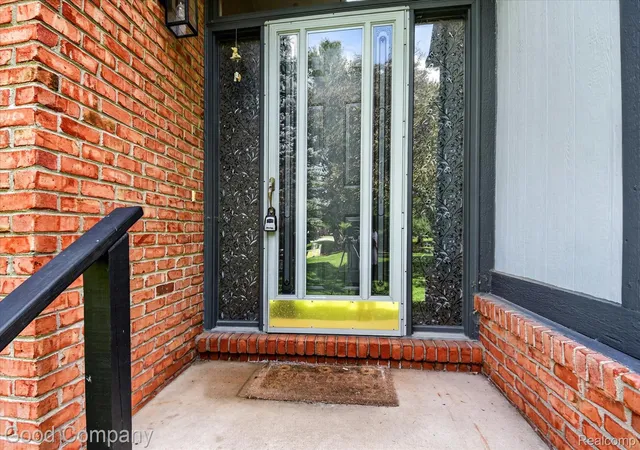 Photo 4 of Condo for sale at 2701 Lochmoor Blvd, Lake Orion, MI 48360 | MLS# 20261050124 | Listing updated on 2026-09-24
