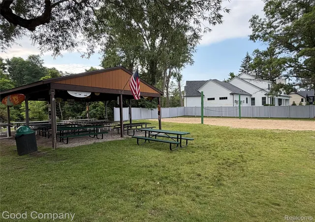 Listing Photo 2 - Condo for sale in building located at 2701 Lochmoor Blvd, Lake Orion, MI 48360 - Unit #