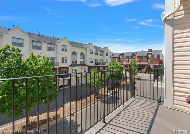 Listing Photo 5 - Condo for sale in building located at 1422 Raliegh Pl, Troy, MI 48084