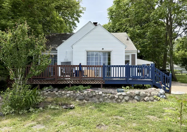 Photo 2 of Single family home for sale at 820 Oak St, Manistee, MI 49660 | MLS# 67026033250 | Listing updated on 2026-08-01