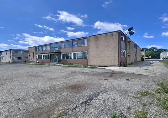 Listing Photo 5 - Condo for sale in building located at 15080 Greenfield Rd, Detroit, MI 48227