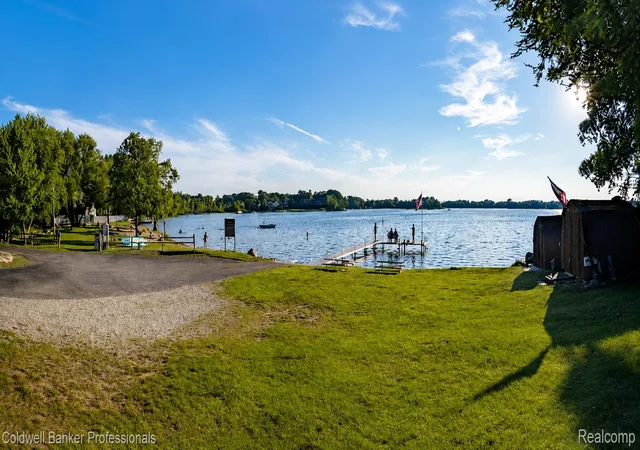 Listing Photo 3 - Condo for sale in building located at 3182 Beechtree Ct, Lake Orion, MI 48360